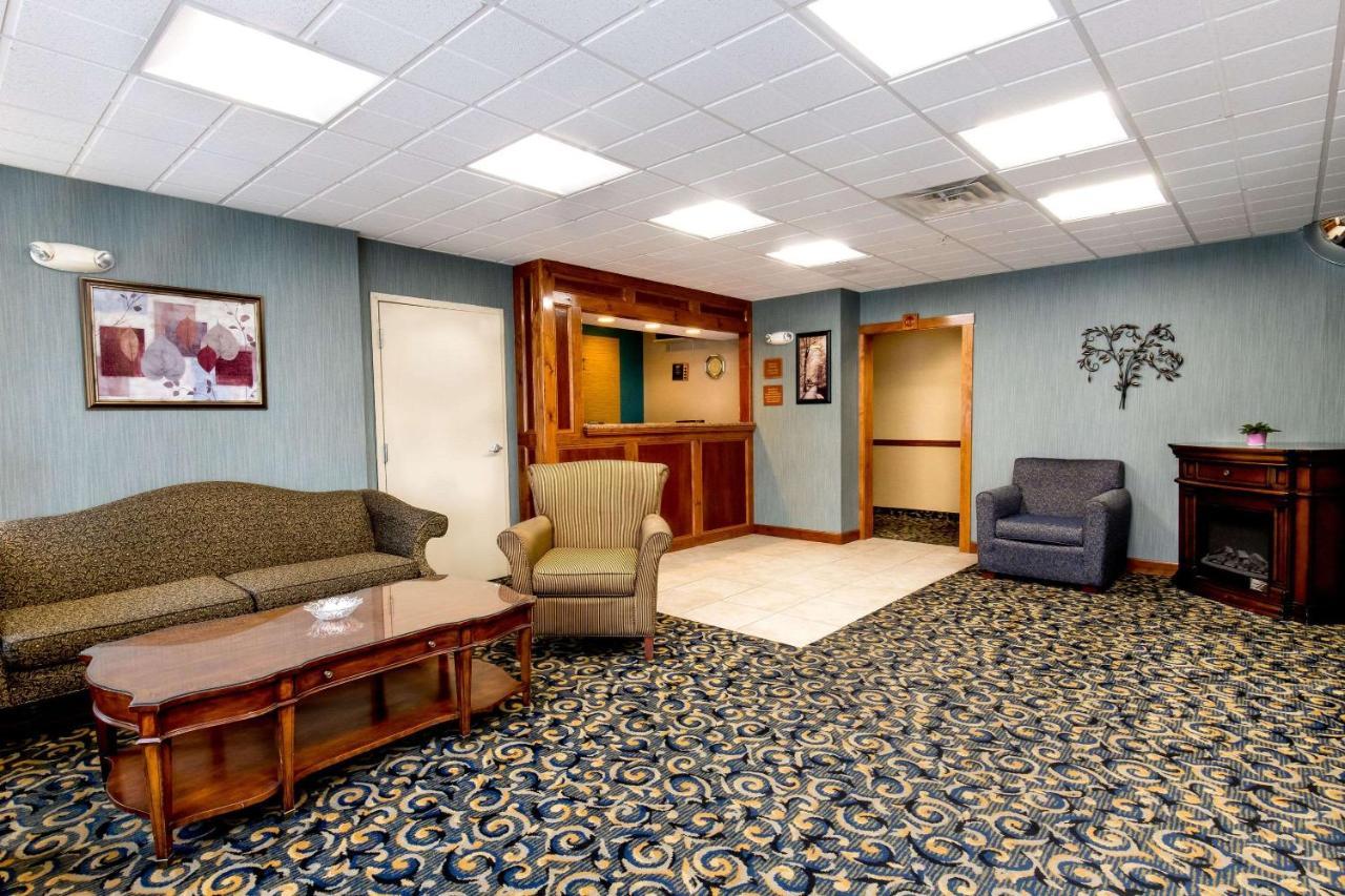 Towneplace Suites By Marriott Hadley Amherst Bagian luar foto